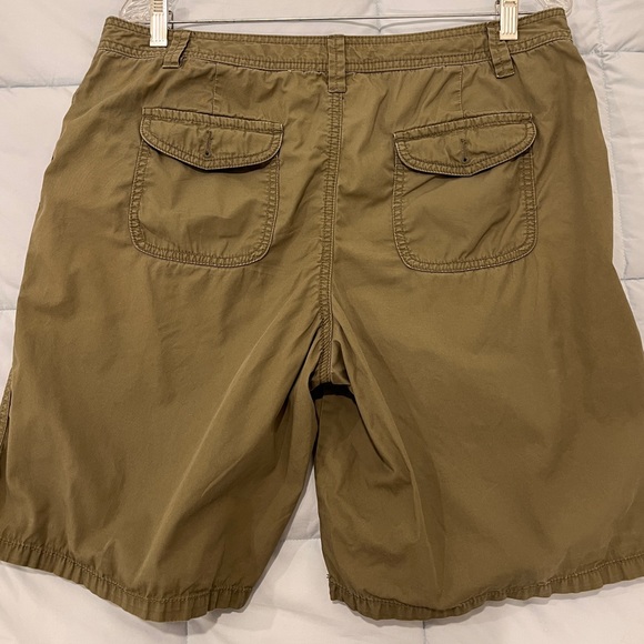 What a Workhorse! LIZ CLAIBORNE (VGUC, Size 14), Khaki-Green Shorts - Picture 2 of 12